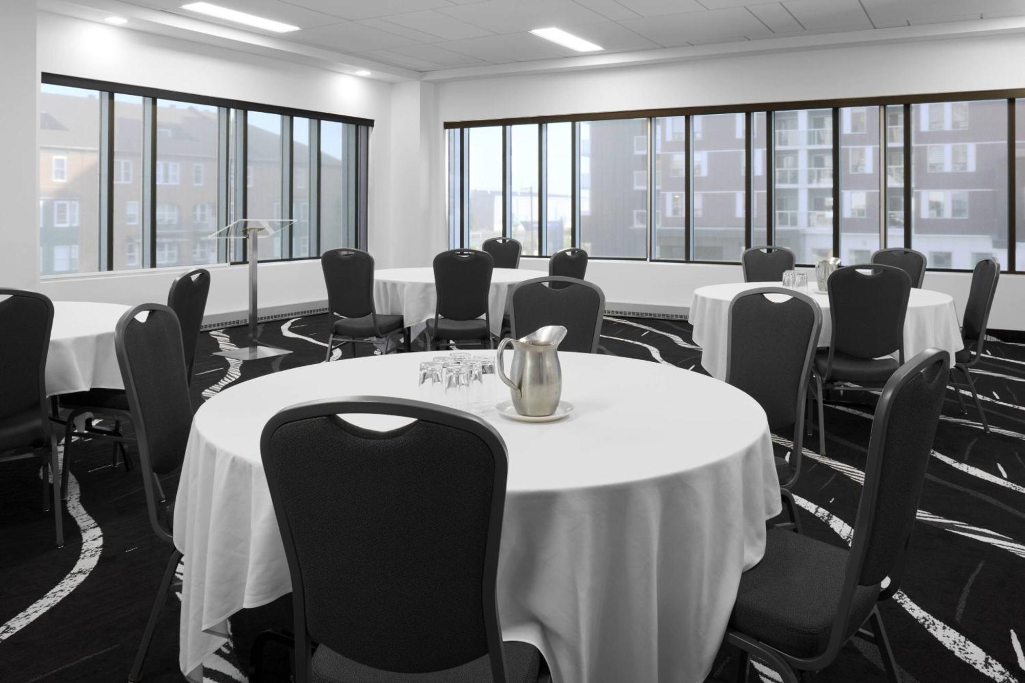 Delta Hotels By Marriott Trois Rivieres Conference Centre Exterior photo